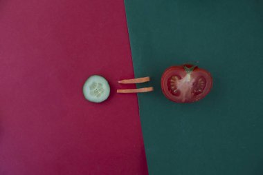 Metin için yeri olan taze domates ve salatalık.