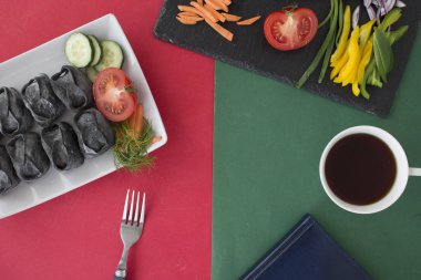 Mantı, sebze, kahve, not defteri, çatal... 