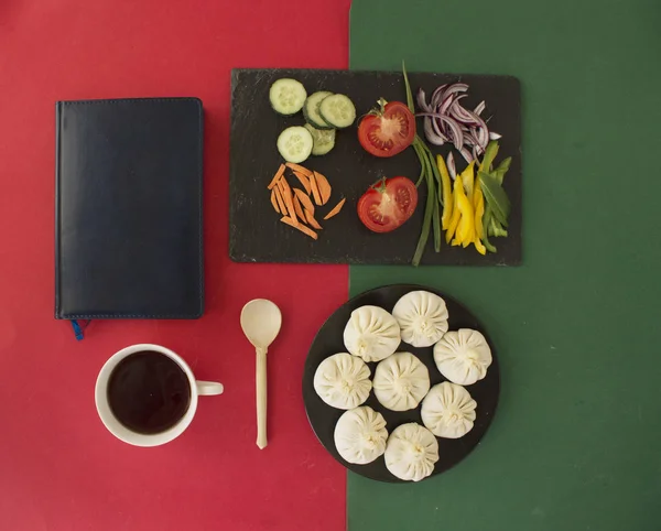 キンカリ野菜コーヒーノートパッドテーブルの上からの眺め ストック画像
