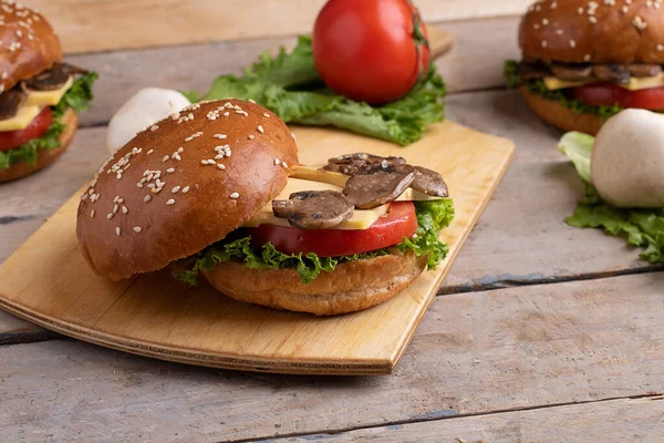 Zbliżenie otwartego hamburgera, gotowy posiłek do jedzenia — Zdjęcie stockowe