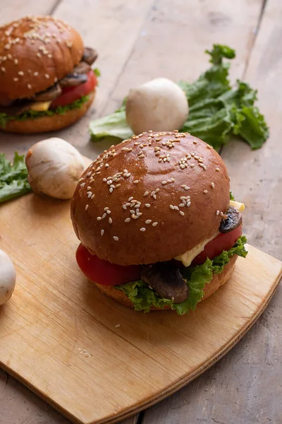 Close up of mushroom burger, vertical photo — Stock Photo, Image