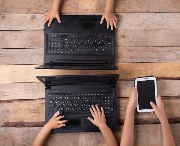 Laptop ve kız elleri, üst manzara. İnternetten izliyorum.