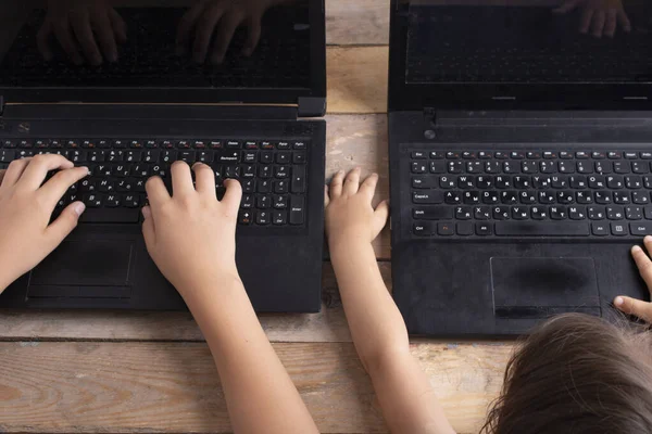 Niños viendo el ordenador portátil, wifi en casa. Puesta plana — Foto de Stock
