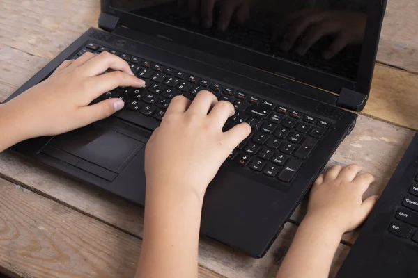 Chico escribiendo en el teclado, bebé wathing dibujos animados — Foto de Stock