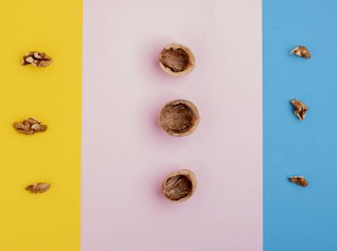 sarı mavi kağıtlar üzerinde ceviz ve kabuklar