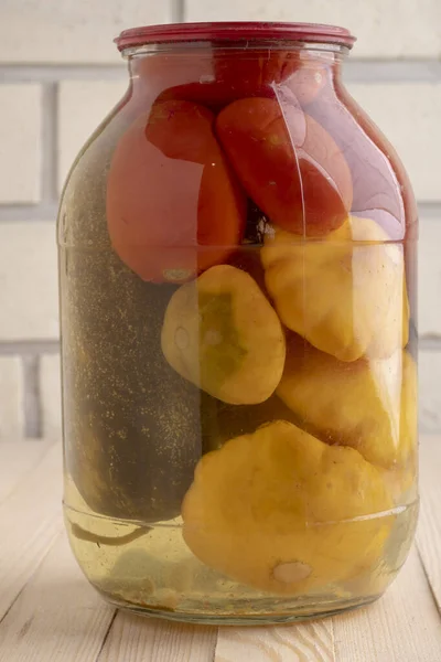 Verduras en vinagre en frasco. Comida marinada, foto vertical —  Fotos de Stock