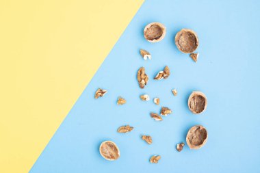 Mavi arkaplanda ceviz grupları