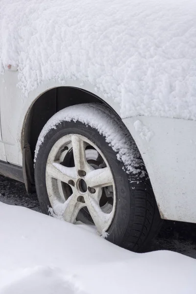 Coche viejo bajo nieve blanca, foto vertical — Foto de Stock