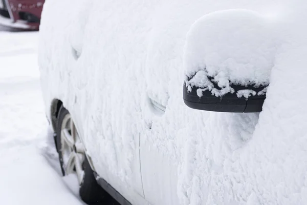 冬天被雪覆盖的车，没有人 — 图库照片
