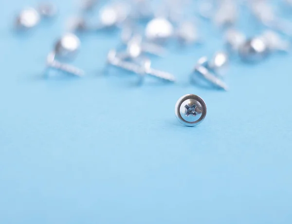 Muitos parafusos desfocados na mesa de metal, foco suave — Fotografia de Stock