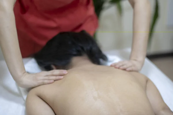 Closeup photo of masseur's hands doing deep tissue massage. — Stock Photo, Image