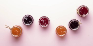 bir bardak karışık berry reçel çilek, bilberries, kırmızı kuş üzümü, ahududu ve böğürtlen