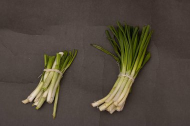 Eski siyah kağıt üzerinde soğanlar, üst görünüm