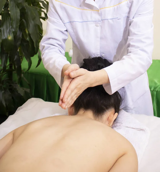 Mulher recebendo tailandês ervas comprimir massagem no spa . — Fotografia de Stock
