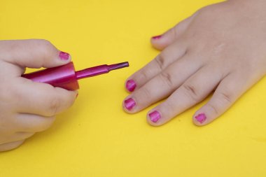 Evde çivi çakan genç bir kız, sarı kağıtta komedyenler, yakın plan.