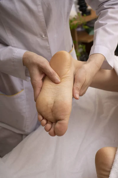 Refleksoloji ayak masajı, spa ayak tedavisi. Egzotik ayak terapisi, dikey. — Stok fotoğraf