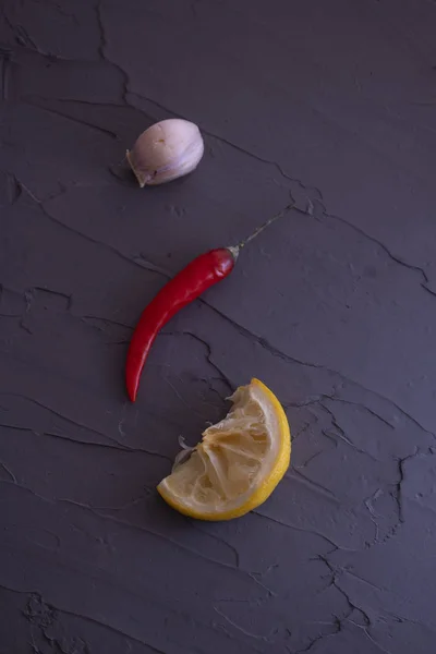 Pimienta picante, chile, ajo y limón seco, foto vertical — Foto de Stock