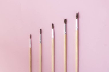 Pembe kağıtta beş boya fırçası, düz yerde büyüyen istatistik konsepti