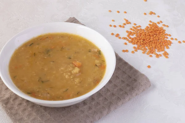 Суп из чечевицы над коричневым полотенцем, еда высшего качества — стоковое фото