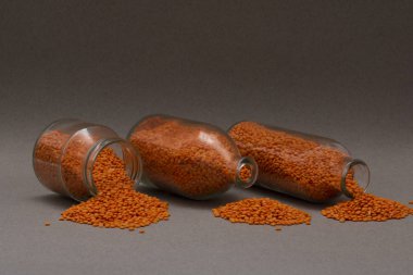 Masaya serpiştirilmiş cam şişelerde kırmızı mercimek, uzay yemeklerini kopyalamak.