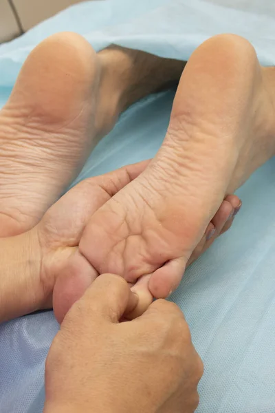 Reflexologia massagem nos pés, tratamento de spa pé, terapia tailandesa — Fotografia de Stock