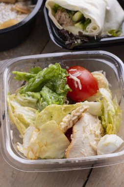 Keto diyet yemekli tabak. Yağda yumurta, pastırma, avokado, roka ve çilek. Keto kahvaltısı, dikey