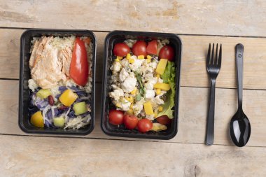 Kırsal bir arka planda konteynırlarda yemek. Yemek servisi. Sağlıklı yemek. Düz yemek, plastik kaşık ve çatal