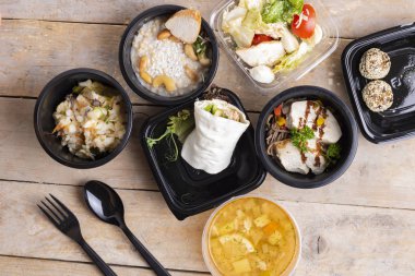 Kutuda sağlıklı yiyecekler var. Taze kutu. Yaşam tarzı, gündüz yemek planı. Düz yatıyordu