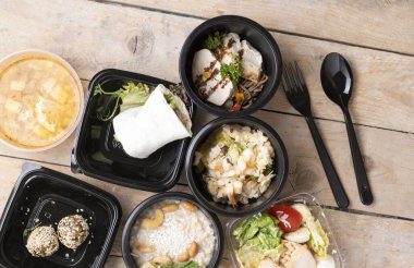 Çelik kesim yulaf ezmesi, güneybatı tavuk salatası ve ahşap masada konserve sığır eti ve lahanadan oluşan beş günlük kahvaltı, öğle ve akşam yemeği hazırlığı.