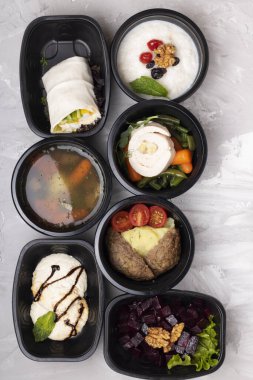 Yemek kabında yemek için hazır yemek. Düz. Yaşam tarzı, günlük yemek planı. Dikey kompozisyon, vegan konsept