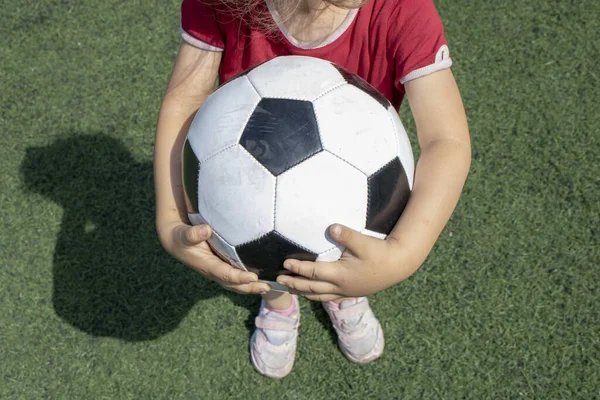 Bambina Che Tiene Pallone Calcio Sull Erba Verde Vista Ravvicinata — Foto Stock