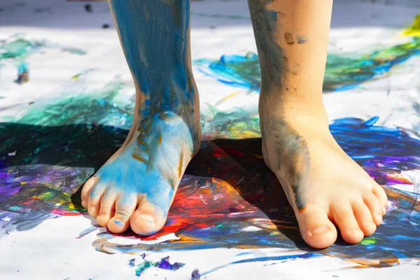 Malowane Nogi Dzieci Jasnym Papierze Malowanie Stóp — Zdjęcie stockowe