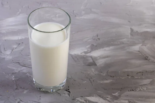 Ayran Kefir Einer Glasflasche Vor Grauem Hintergrund Fermentierte Milch Ayran — Stockfoto