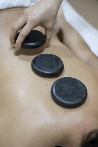 Wellness Salonmitarbeiterin Legt Heißen Basaltsteinen Auf Rücken Junger Kundin — Stockfoto