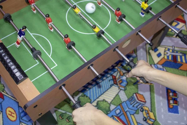 Ragazzo Che Gioca Calcio Gioco Tavolo Mano Bambini — Foto Stock