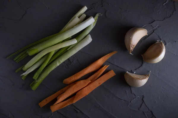 Груба Морква Цибуля Часник Вегетаріанська Їжа Темний Настрій — стокове фото