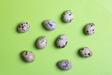 Yeşil kağıtta organik bıldırcın yumurtası. Doğal gurme yemeği, düz uzanma.