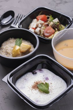 Sağlıklı kahvaltı: Karamelli elmalı yulaf ezmesi kasesi, renkli salata, Hint çorbası, keto diyet fındık.