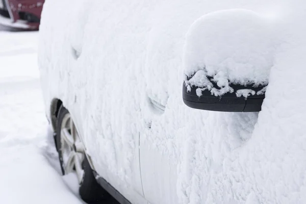 冬日被雪覆盖的车 水平的 — 图库照片