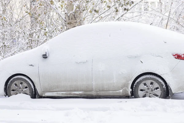 暴风雪期间停放在雪地里的汽车 — 图库照片