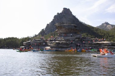 Cliff Okzhetpes ve Sonbahar akşamı Natonal Park Burabay 'da