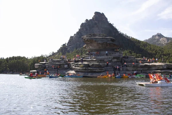 Cliff Okzhetpes ve Sonbahar akşamı Natonal Park Burabay 'da