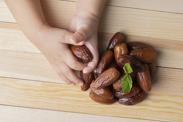 Çocuklar ahşap arka planda el ele tutuşma tarihleri, içinde nane.