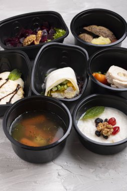 Yemekler konteynırlarda, düz konteynırlarda. Uygun beslenme