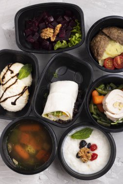 İlk yemek, başlangıç yemeği ve ana yemek. Şeker kavramı yok. Uygun beslenme