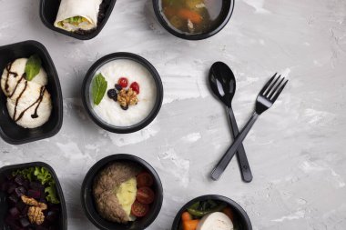 Kahvaltıda ördek eti, haşlanmış sebze ve şekerli tatlı. Birinci ve ikinci yemek.