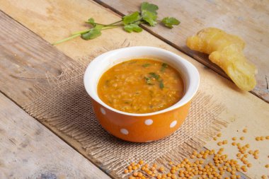 Maydanozlu havuç çorbası, kasede mercimek, vejetaryen yemeği.