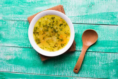 Sıcak tavuk çorbası, mide için ilk yemek konsepti. Düz yatıyordu