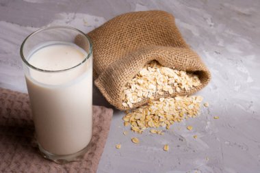 Bardakta süt, çuval bezinde yulaf ezmesi, eko torbası.