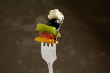 Peynir, siyah zeytin ve biber çatalda, sade anahtar.
